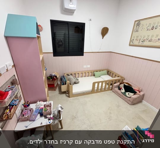 חדר ילדים עם מיטה, מדפים וצעצועים
